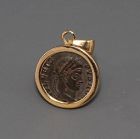 A FOLLIS OF EMPEROR CRISPUS IN 18K GOLD PENDANT