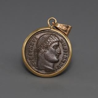 A FOLLIS OF CONSTANTINE IN 18K GOLD PENDANT